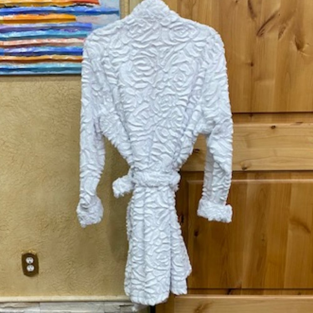 White Minky Roses Short Robe One Size - Picture 2 of 2